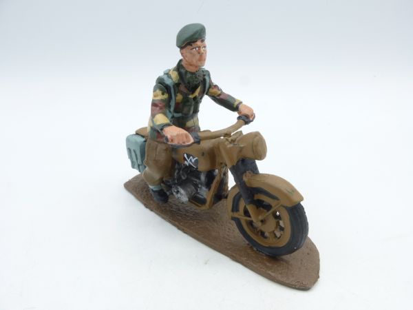 Paratrooper Commando auf Motorrad