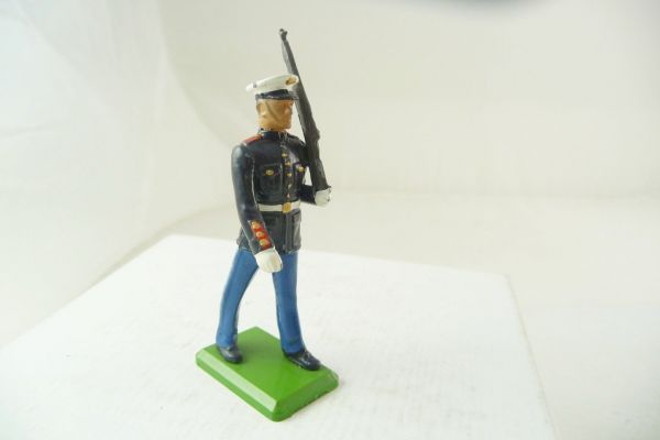 Britains US Marine Corps, soldier rifle shouldered on left side