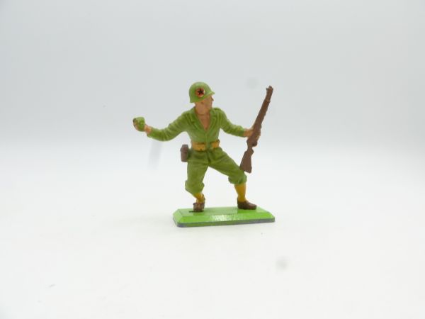 Britains Deetail American 2nd version with hand grenade + rifle