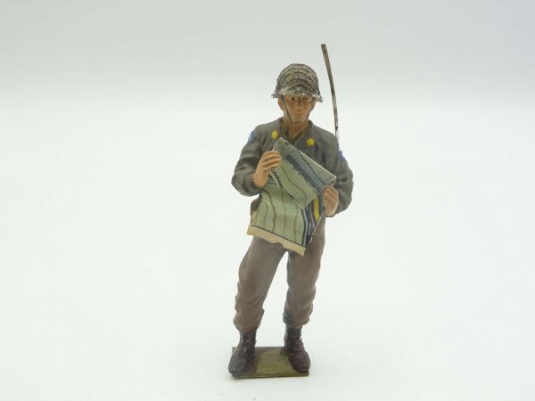 Umbau 7 cm Soldat stehend mit Karte - tolle Figur