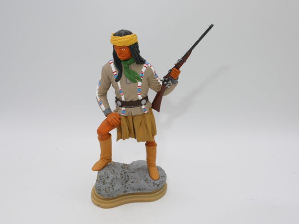 Indianer stehend mit Gewehr, Fuß aufgestellt, Gesamthöhe 13 cm, Material Resin