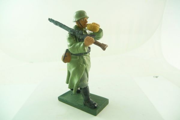 Mini Forma German soldier rifle shouldered, drinking