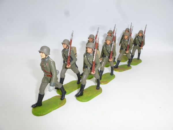 Preiser 7 cm German Wehrmacht, 1 officer + 8 soldiers marching