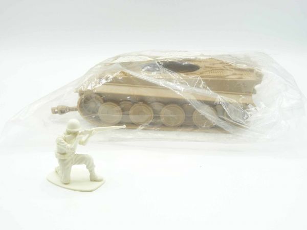 Classic Toy Soldier 1:32 Tank, beige, suitable for Airfix, Matchbox, etc. - orig. packaging (unopened)