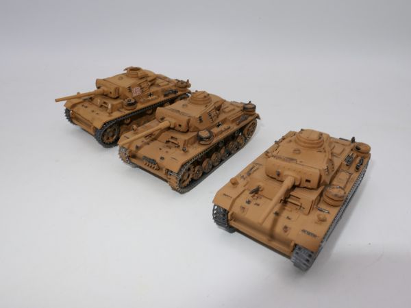 Esci 3 tanks (similar to Roco) - assembled, scope of delivery see photos