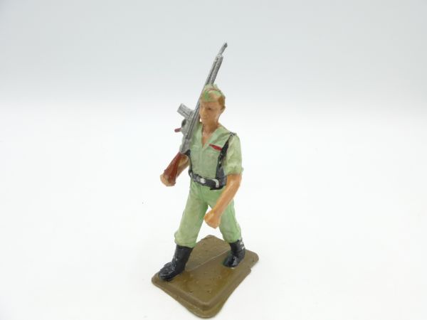 Reamsa Soldier with cap, light green uniform, rifle shouldered (6,5 cm)