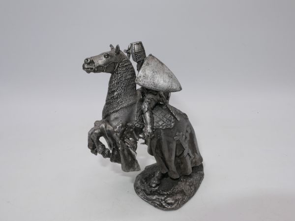 Ritter mit Streitkolben + Schild auf aufsteigendem Pferd