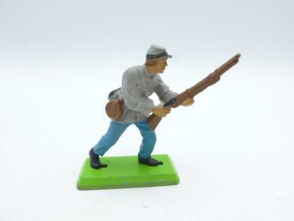 Britains Deetail Southerner advancing with rifle (fixed arm)