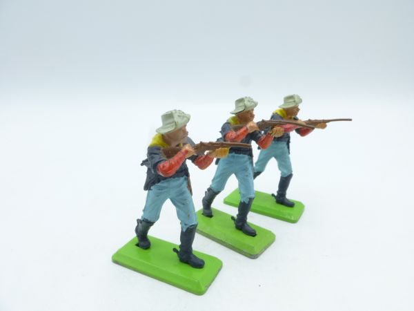 Britains Deetail 3 soldiers 7th cavalry standing shooting - slightly used