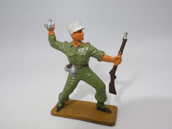 Starlux 6/7 cm Foreign Legion: Soldier throwing grenade