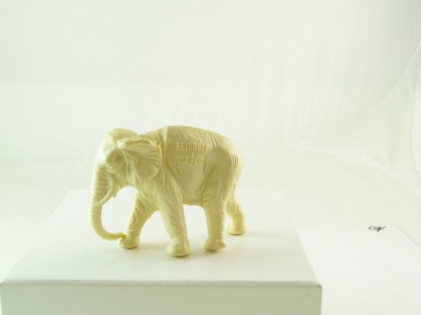 Linde Elephant Reindorf Extra, trunk down, cream white