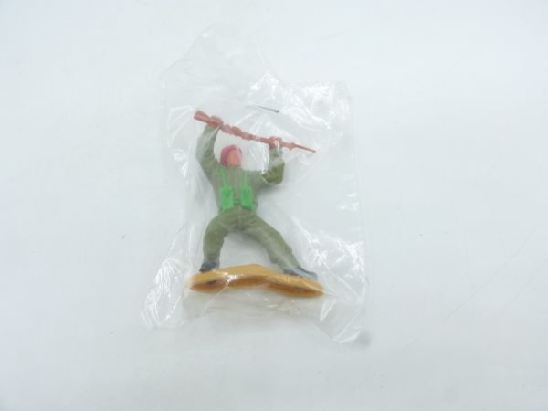 Timpo Toys English soldier (red beret) thrusting with rifle