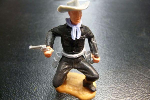 Timpo Toys Cowboy stehend schwarz mit hellblauem Halstuch