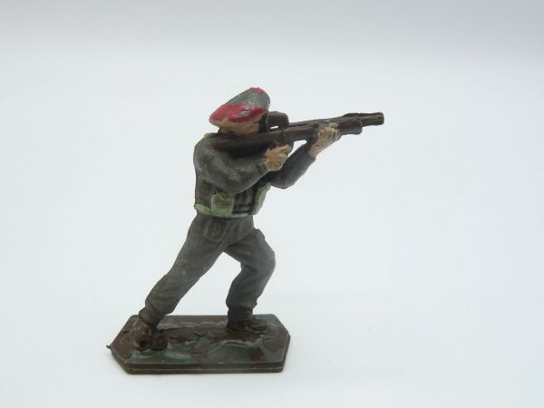 Lone Star Soldat mit rotem Barett, schießend