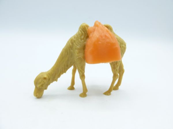 Heinerle Camel, light brown/beige, grazing with 2 big orange bags