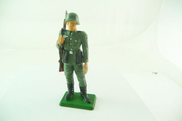 Starlux German soldier, rifle shouldered - top condition