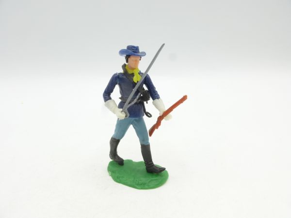Elastolin 5,4 cm Northerner walking with rifle + sabre