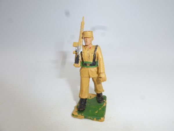 Soldier, rifle shouldered (Spanish manufacturer) - used