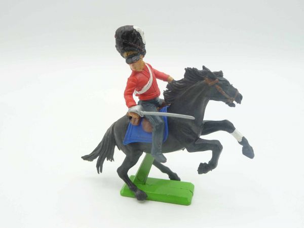 Britains Deetail Waterloo; Soldat reitend, rot, Säbel unten haltend, nach rechts schauend