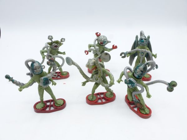 Britains Deetail 6 Aliens (red base plates, green bodies) - used