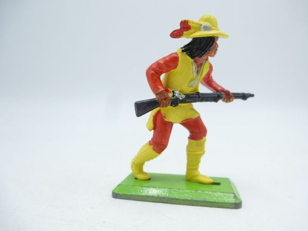 Britains Deetail Apache mit Gewehr vor dem Körper vorgehend, gelb/rot