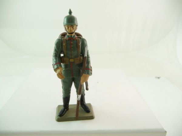Starlux German soldier with rifle put down