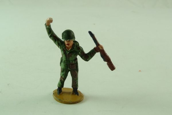 Merten Bundeswehr Soldier with rifle, hand raised, No. 433/d