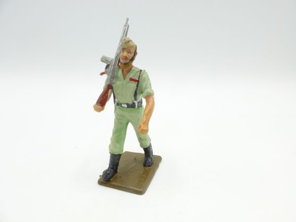 Reamsa Soldat mit Käppi, hellgrüne Uniform, Gewehr geschultert (6,5 cm)