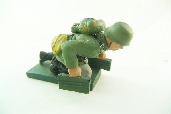 Mini Forma Deutscher Soldat vorkriechend mit Munitionskoffern