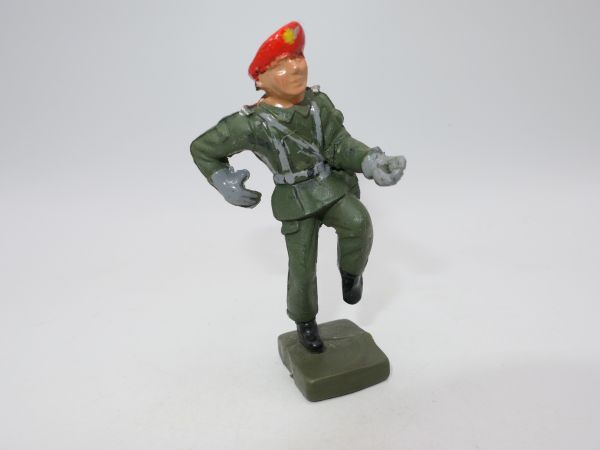Soldier with red beret advancing with knapsack (plastic) - unused