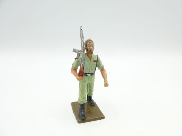 Reamsa Soldat mit Käppi, hellgrüne Uniform, Gewehr geschultert (6,5 cm)