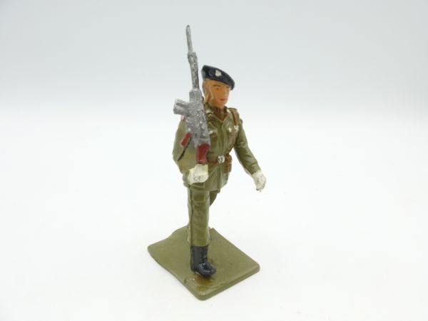 Reamsa Soldat marschierend mit Baskenmütze, Gewehr geschultert (6,5 cm)