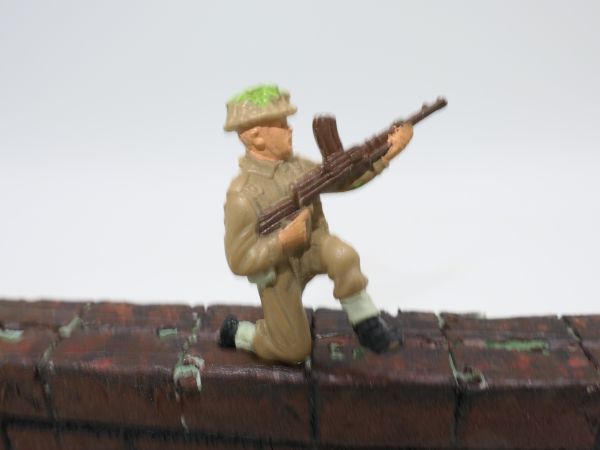 Britains Deetail Englishman kneeling shooting (from diorama)