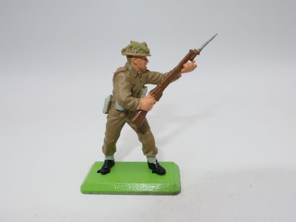 Britains Deetail Englishman advancing with rifle