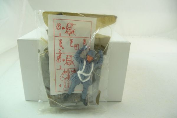Timpo Toys German soldier with parachute (olive) - in original bag