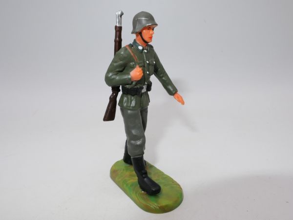 Elastolin 7 cm Deutsche Wehrmacht: Soldat mit umgehängtem K98, Nr. 10025
