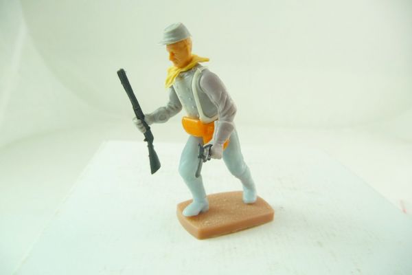 Plasty Confederate Army soldier going ahead with pistol + rifle