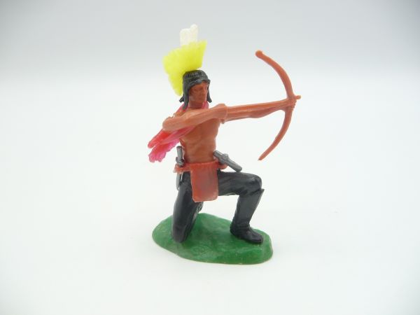 Elastolin 5,4 cm Iroquois kneeling with bow + 2 additional weapons