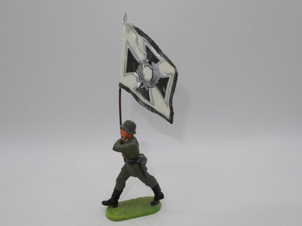 Elastolin 7 cm German Wehrmacht 1939: Standard bearer with regimental flag