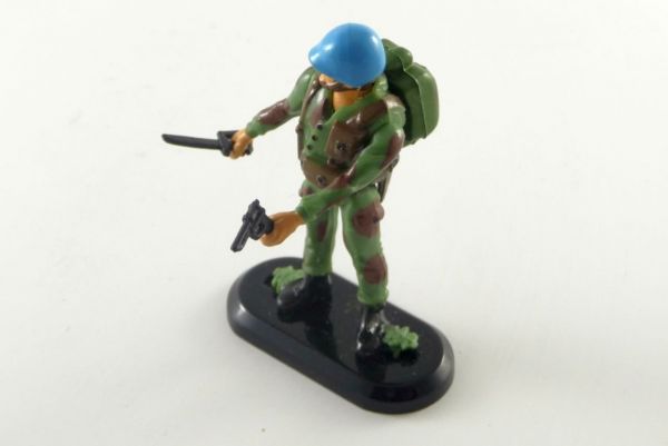 Britains Blue helmet soldier with knife and pistol