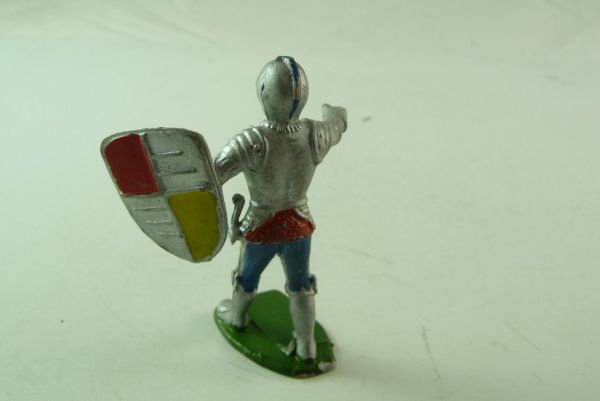 Heimo Knight standing, presenting shield (hard plastic)