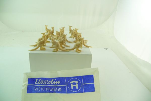 Elastolin Weichplastik 15 Kängurus (unbemalt) in Originaltüte - unbespielt aus Ladenfund
