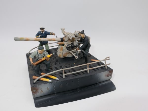 DIORAMA: Teil eines U-Boots (Deutsche) mit Geschütz + 3 Figuren (Figurenhöhe 5,5 cm)