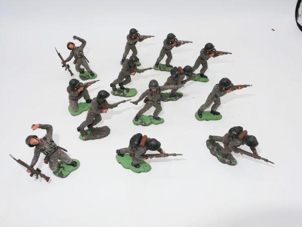 Britains Swoppets Group of soldiers (13 figures)