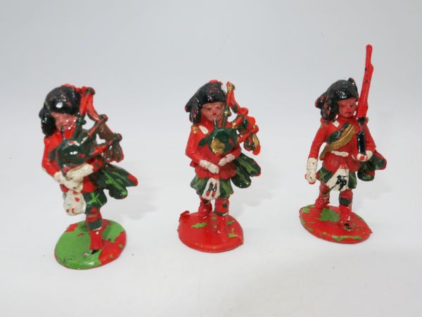 3 schottische Soldaten (Musikkorps), 6 cm Größe - leicht bespielt