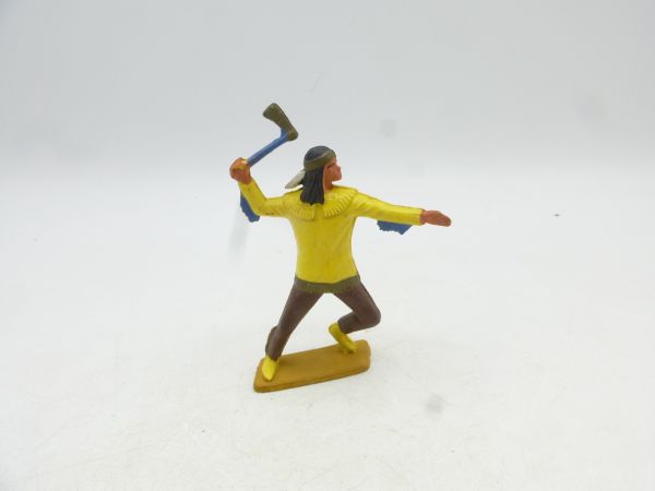 Starlux Indian standing, throwing tomahawk