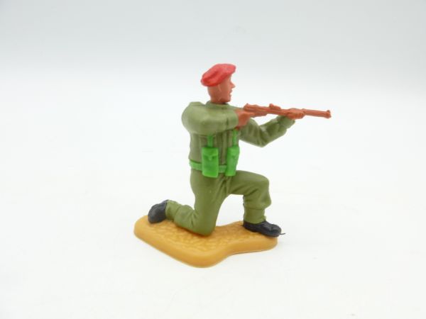 Timpo Toys Englishman kneeling, firing, red beret