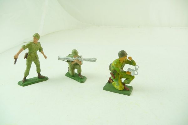 Starlux 3 soldiers WW in different positions - very good condition