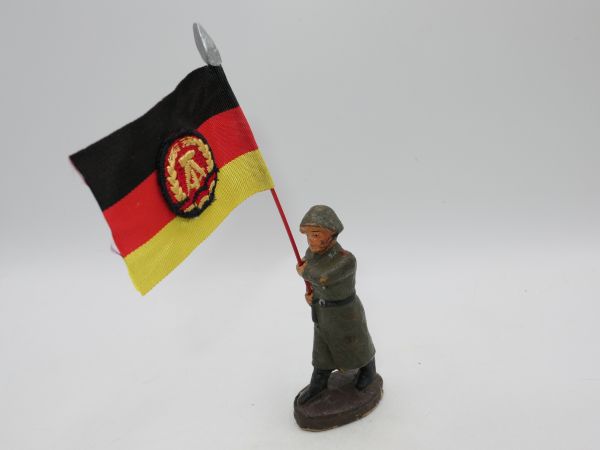Soldat (Masse) mit großer Stofffahne (DDR)