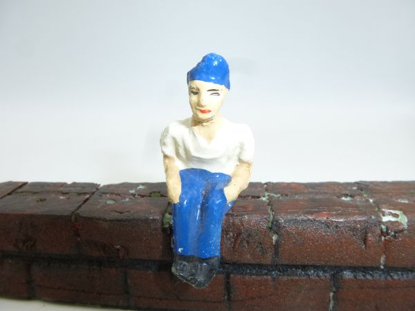 Sitting figure (total height 4.5 cm)